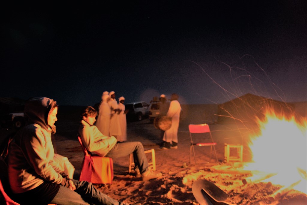 Bivaque na paisagem lunar do Saara